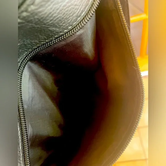 (#110) Genuine leather black purse with 11 compartments. - Picture 4 of 10